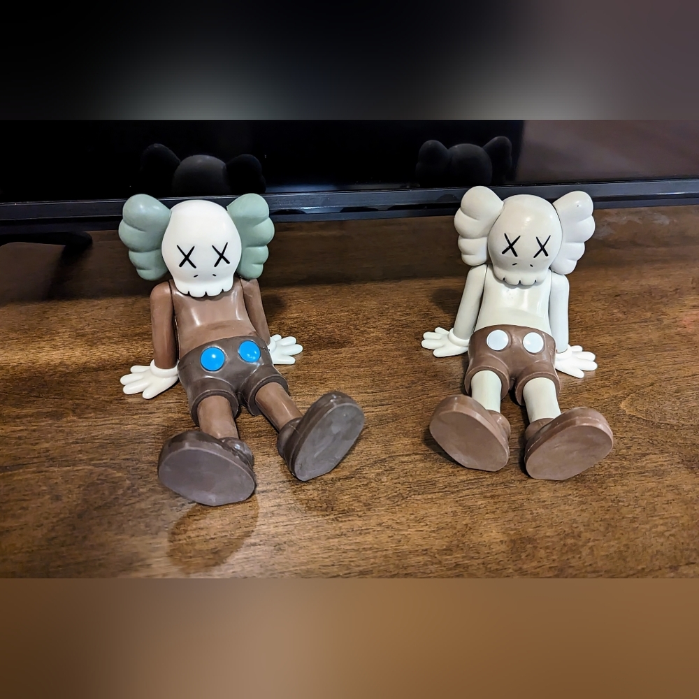 Kaws: Vinyl Figurine Model